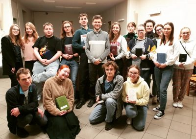 Zdjęcie zbiorowe studentów uczęszczających na grupę biblijną